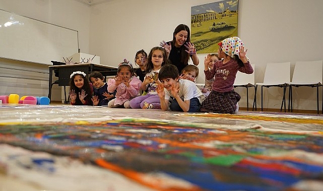 Kadırga Sanat Galerileri'nin Bez Kumaş Üzerine Soyut Sanat Atölyesi'nde çocuklar,