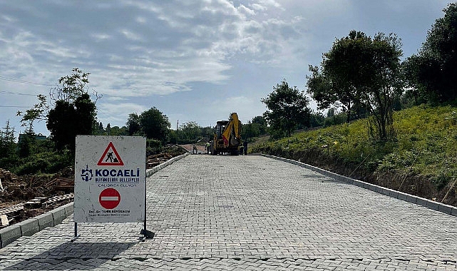 Büyükşehir tarafından Karamürsel Kayacık Mahallesi İzzet Açıkbaş Sokakta parke yol