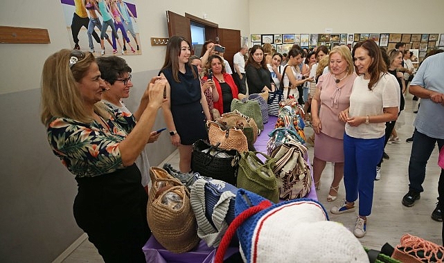 Karşıyaka Belediyesi Ali Rıza Bodur Eğitim Merkezi’nde düzenlenen kurslara katılan