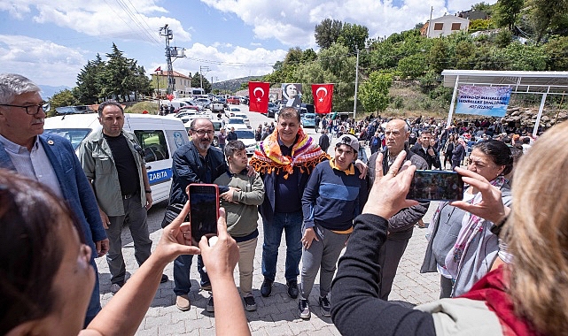 İzmir Büyükşehir Belediye Başkanı Dr. Cemil Tugay, baharın müjdecisi ve