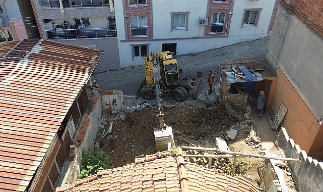 Kemalpaşa Belediyesi, kötü bir görüntüye neden olan ve tehlike oluşturan