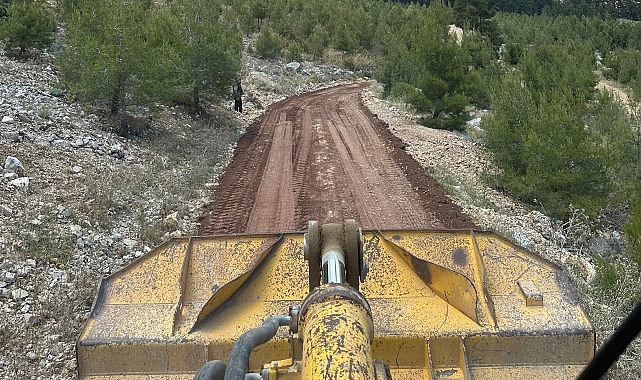 Kemer Belediyesi Fen İşleri Müdürlüğü ekipleri, ilçe genelindeki yol ve
