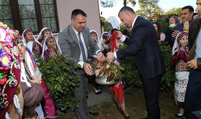 Hıdırellez’in Anadolu’nun derinliklerinden gelen bir geleneğin günümüze yansıması olduğunu ifade