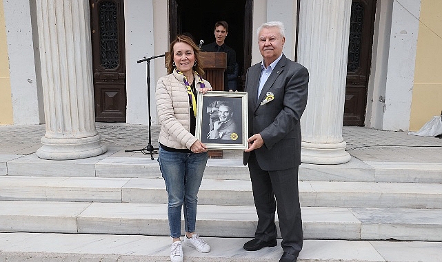 İzmir Atatürk Lisesi’nin ‘Geleneksel Pilav Günü’ etkinliğine katıldı. Anlamlı buluşmada