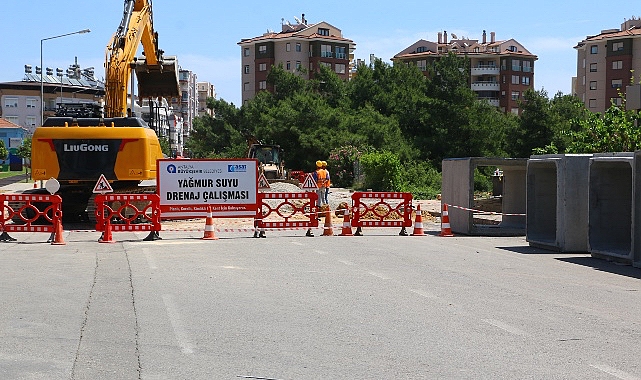 Antalya Büyükşehir Belediyesi, kentin yağmur suyu drenaj altyapısını güçlendirmeye devam