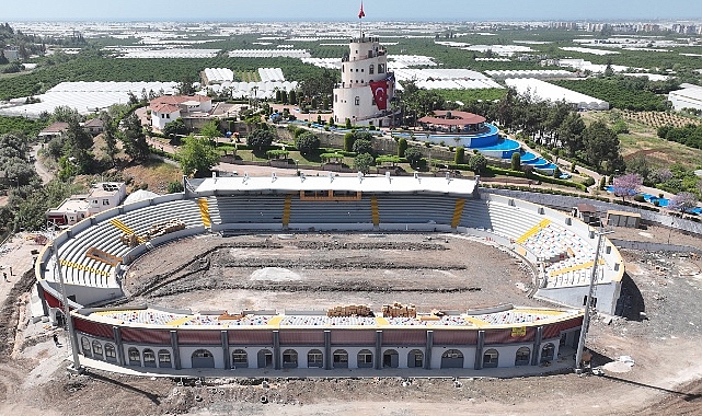 Antalya Büyükşehir Belediyesi'nin yıkıp yeniden inşasına başladığı Kumluca Atatürk Stadyumu'ndaki