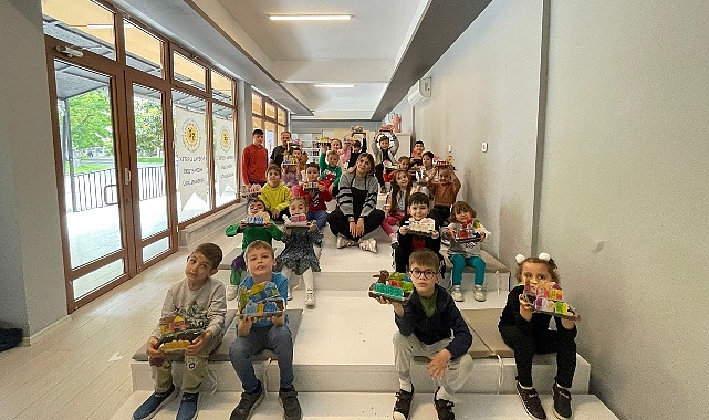 Lüleburgaz Belediyesinin Gençlik Parkı’nda gerçekleştirdiği atölye çalışmalarıyla çocuklar eğlenirken öğreniyor.