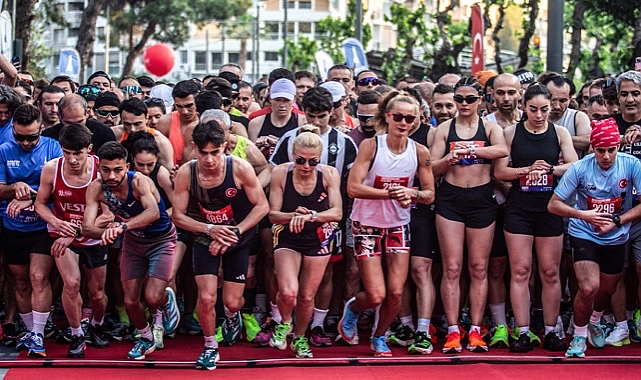 İzmir Büyükşehir Belediyesi tarafından düzenlenen Maraton İzmir Avek 4. Ulusal