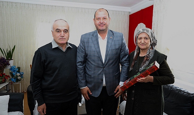 Anneler Günü nedeniyle ziyaretler gerçekleştiren Menderes Belediye Başkanı İlkay Çiçek,