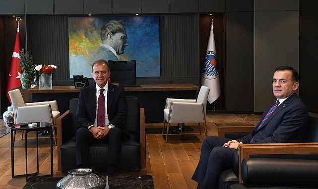Yenişehir’de devam eden çalışmalar hakkında Başkan Vahap Seçer’e bilgi veren
