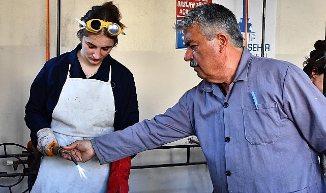 “İşin cinsiyeti olmaz” diyen kadınlar, İzmir Büyükşehir Belediyesi Meslek Fabrikası