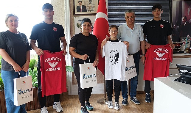 07 Kemer Spor Kulübü Judo Antrenörü Zehra Aslan ve judocular,