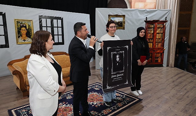 Genç oyuncuları ilk oyunlarında Belediye Başkanı Rasim Arı da yalnız