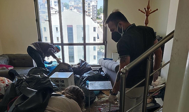 Nilüfer’in Dumlupınar Mahallesi’ndeki bir evden tonlarca çöp çıkarıldı. Nilüfer Belediyesi