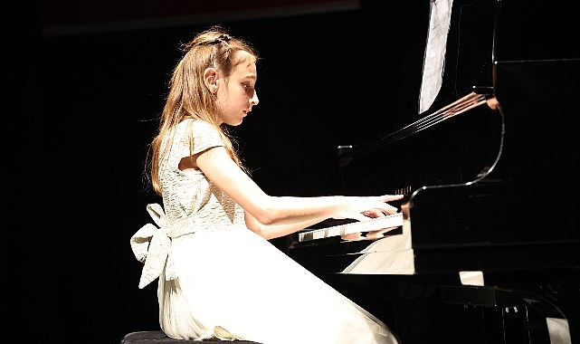 Nilüfer Belediyesi’nin düzenlediği müzik eğitim çalışmalarına katılan öğrenciler, sergiledikleri performans