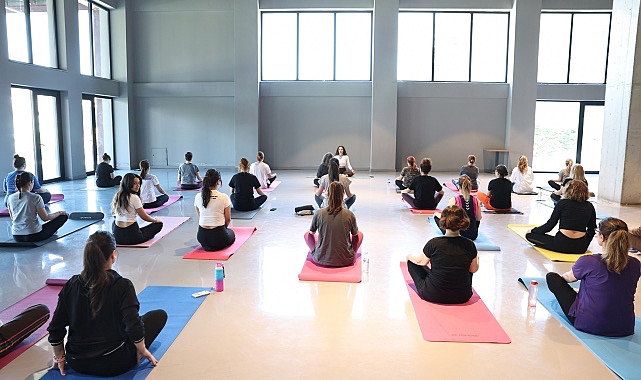 Nilüfer Belediyesi’nin düzenlediği yoga eğitimleri Pancar Deposu’nda devam ediyor. Mayıs