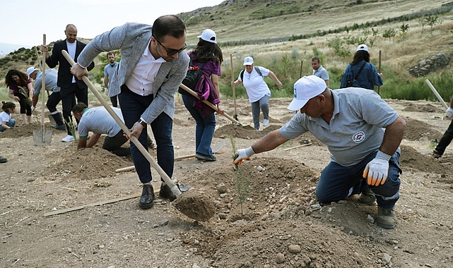 Kuruluşunun 30. yılı onuruna Karşıyaka’da hatıra ormanı kuran Peyzaj Mimarları