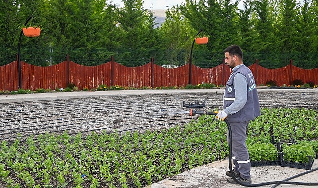 Hummalı bir şekilde hazırlıkları devam eden bahçe 27 tür, 60