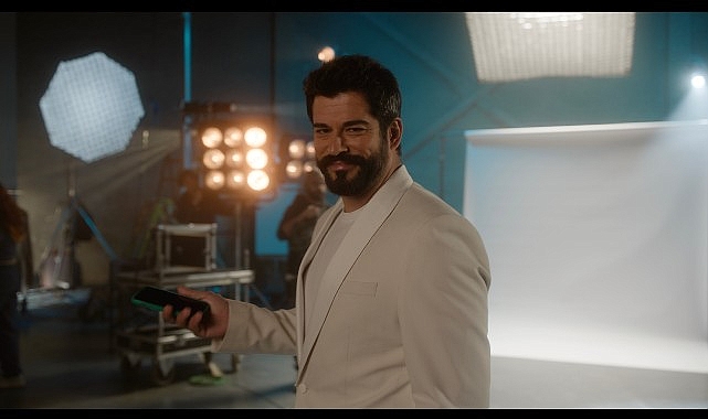 Burak Özçivit’in kampanya yüzü olduğu reklam filminde, ünlü oyuncunun günlük
