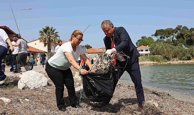 Urla Belediye Başkanı Selçuk Balkan, denizden çıkan ve etrafa atılan