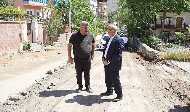 Gazibeyli Mahallesi’nde asfalt serimine hazırlanan yolda incelemelerde bulunan Yahyalı Belediye