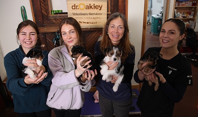 Veterinerlere Saygı Haftası kapsamında Dr. Michelle Oakley ve kızları ile
