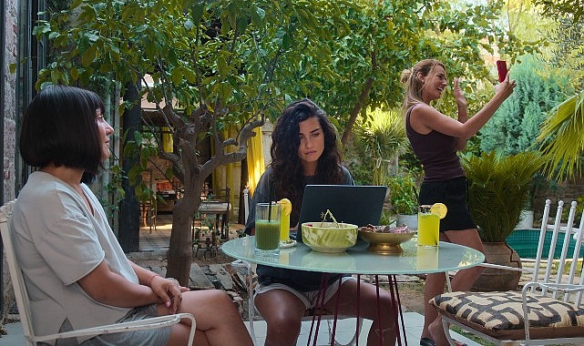 Netflix'in izleyicilerini Ayvalık'ın dingin ve sıcacık dünyasına yolculuğa çıkaran sevilen
