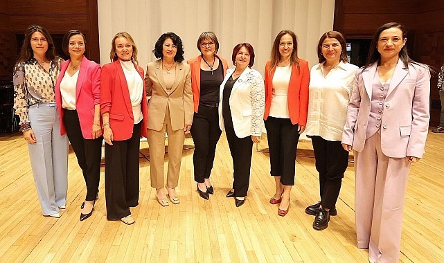 İzmir nüfusunun yüzde 40’ını yöneten kadınlar belediye başkanı seçilme süreçlerini