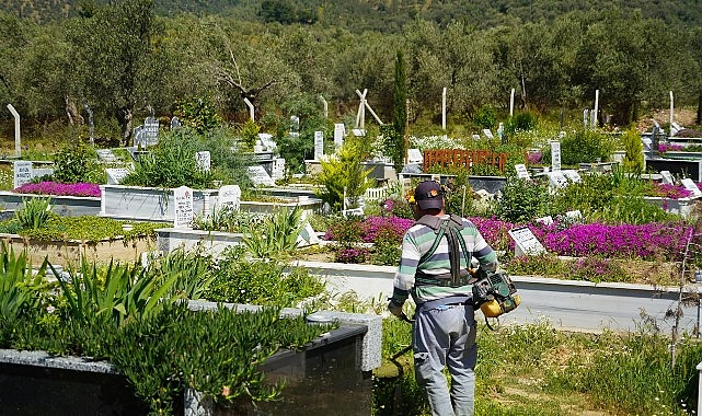Edremit’in Kızılkeçili Mahallesi’nde bulunan kabristanlıkta Edremit Belediyesi ekipleri tarafından temizlik