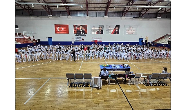 Gölcük Belediyespor bünyesindeki Taekwondo branşında bulunan 293 sporcu, düzenlenen törenle