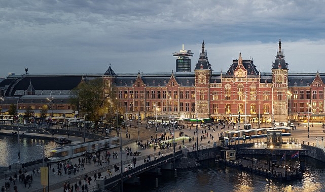 Amsterdam’ın kalbindeki tren istasyonu Amsterdam Centraal, 900 çalışanı ile tarihi