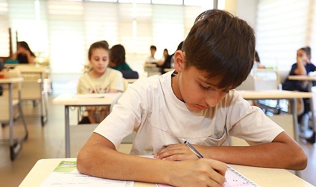 Efes Selçuk Belediyesi, LGS’ye hazırlanan öğrencilere destek olmak için Prof.