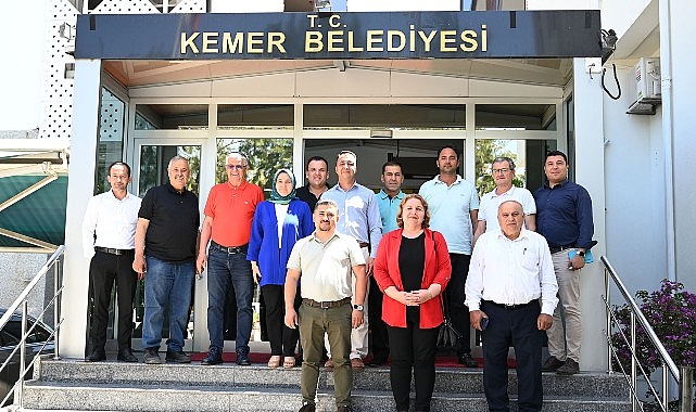 Kemer Belediye Başkanı Necati Topaloğlu, muhtarlarla bir araya gelerek mahallelerin