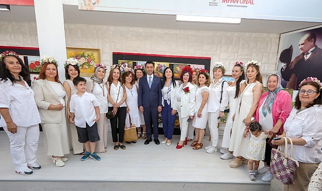 Bayraklı Belediyesinin semt merkezleri ve kültür merkezlerinde hobi kurslarına katılan