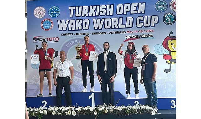 Bayraklı Belediyesi Spor Kulübü sporcuları, Antalya’da düzenlenen Uluslararası Kick Boks