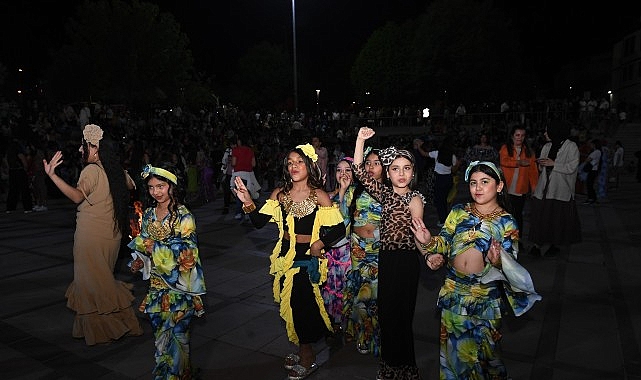 Osmangazi Belediyesi tarafından düzenlenen Hıdırellez Şenliği’nde binlerce kişi baharın gelişini
