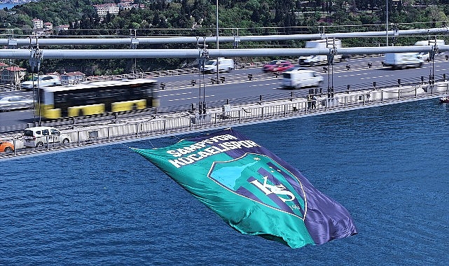 Kocaelispor’un şampiyonluk bayrağı Osmangazi Köprüsü’nden sonra İstanbul’a da asıldı.