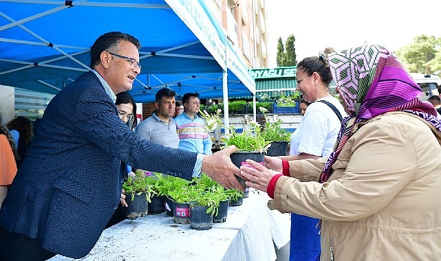 Manisa Büyükşehir Belediyesi, Anneler Günü’nde, annelere, kentin dört bir yanında