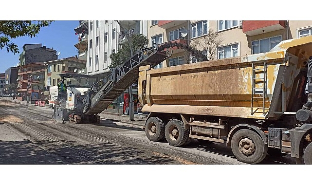 Büyükşehir Belediyesi, hummalı bir çalışma yürüttüğü Derince Denizciler Caddesi’nde altyapı