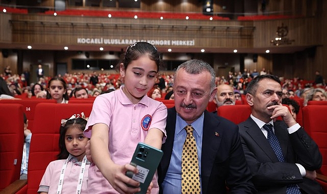 Kocaeli Büyükşehir Belediye Başkanı Tahir Büyükakın’ın katılımıyla gerçekleşen Çocuk Çalıştayı’na