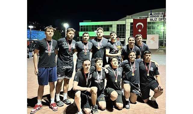 İzmir’in Bornova ilçesindeki Aşık Veysel Rekreasyon Alanı Havuzunda düzenlenen “21