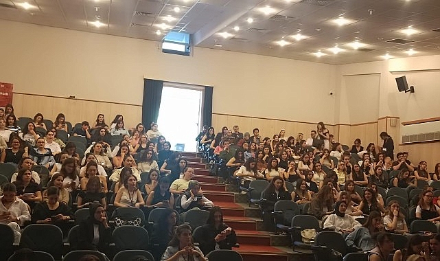 Ege Üniversitesi Sağlık Bilimleri Fakültesi Beslenme ve Diyetetik Bölümü öğrencileri
