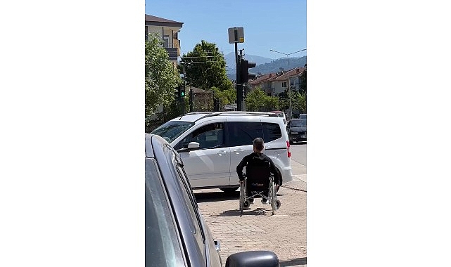 İnegöl Belediyesi, özel bireylerin trafikte karşılaştığı zorluklara dikkat çekmek amacıyla