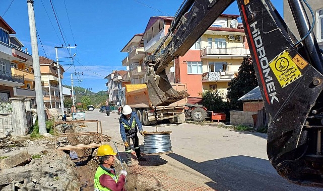 Büyükşehir Belediyesi, Gölcük İhsaniye Mahallesi’nde cadde aydınlatmalarını baştan sona yeniliyor.