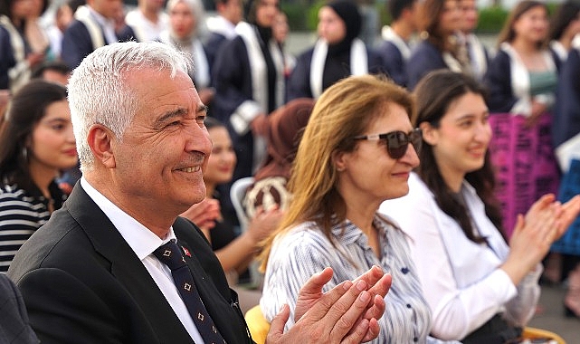Kemalpaşa Belediye Başkanı Mehmet Türkmen, ailesiyle birlikte Hasan Türkmen Anadolu