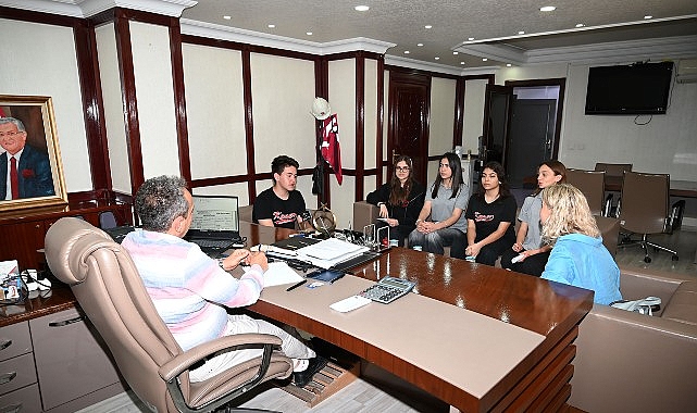 Kemer Anadolu Lisesi öğrencileri, İngilizce Öğretmenleri Nurcan Kumral eşliğinde Kemer