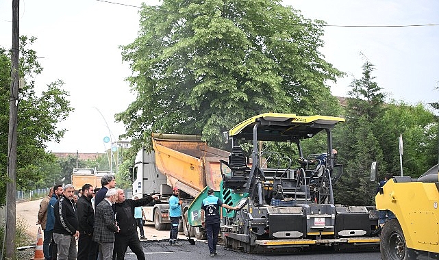 Kartepe Belediyesi Fen İşleri Müdürlüğü ekipleri, kent genelindeki yol yenileme