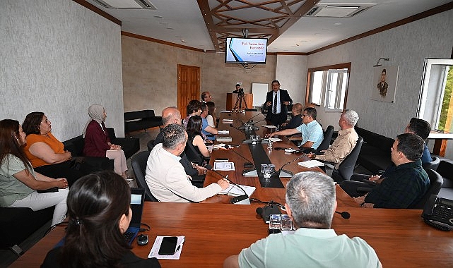 Kemer Belediyesi başkan yardımcıları, birim müdürleri ve belediye personeline, “Halkla