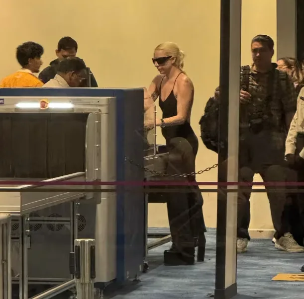 lady-gaga-changi-havalimaninda-ekonomi-yolcusu-gibi-goruntulendi
