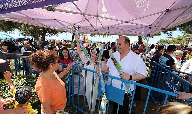 Menderes Belediyesi tarafından bu yıl 14’üncüsü düzenlenen Geleneksel Uçurtma Şenliği